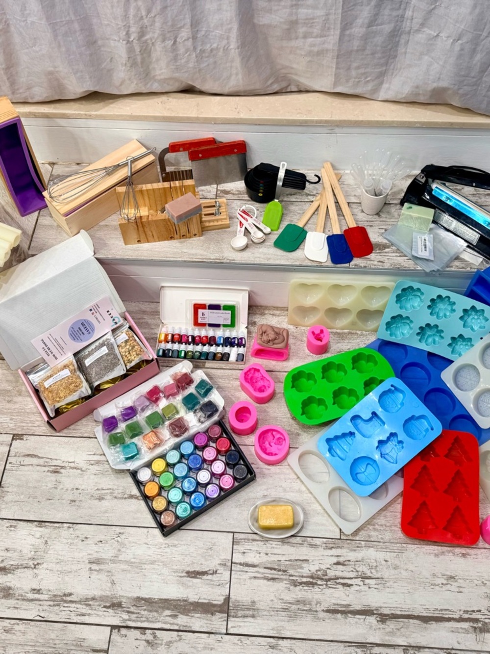 Soap Making Starter Kit Bulk – Goat Milk Base 25lb + Molds + Tools + Colorants
